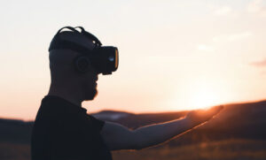Homme avec des lunettes VR à l'extérieur. Expérience de réalité vir