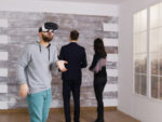 Homme caucasien utilisant la tête de réalité virtuelle dans un appa