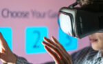 jeune homme en lunettes VR jouant à des jeux d - Photos - Envato